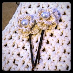 Handmade, Brandnew, Flower & Pearl Hair Pins